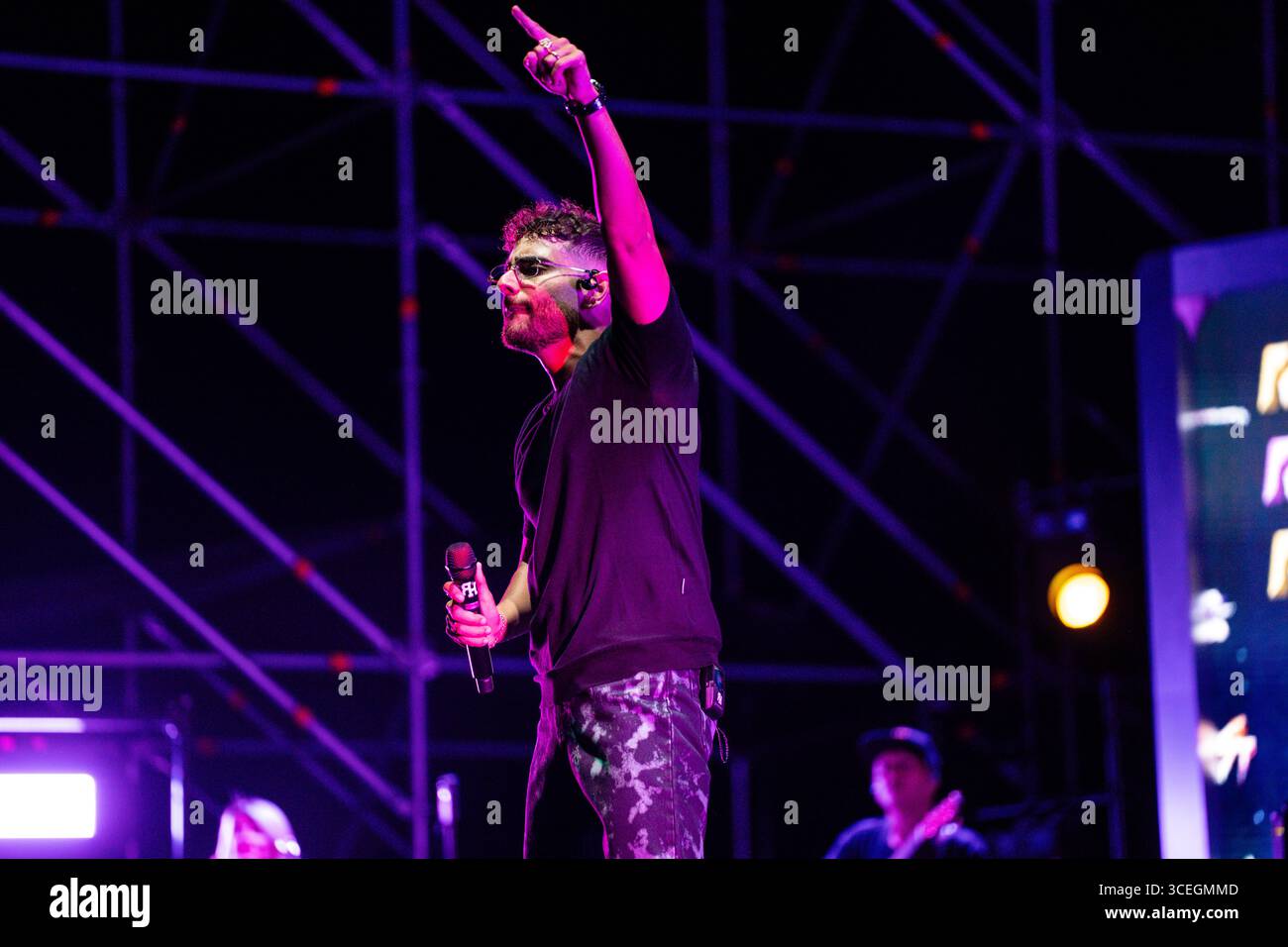 Rocco Hunt tritt am 17. August 2025 im Stadio del Mare in Pescara, Italien, 2025 auf. (Foto: Marco Zac/NurPhoto) Stockfoto