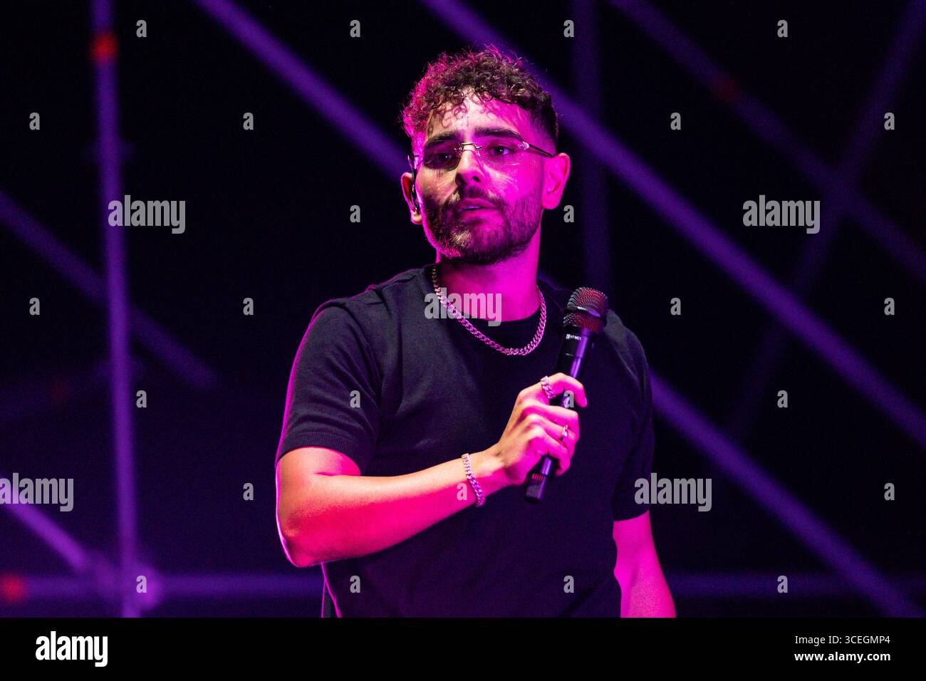 Rocco Hunt tritt am 17. August 2025 im Stadio del Mare in Pescara, Italien, 2025 auf. (Foto: Marco Zac/NurPhoto) Stockfoto