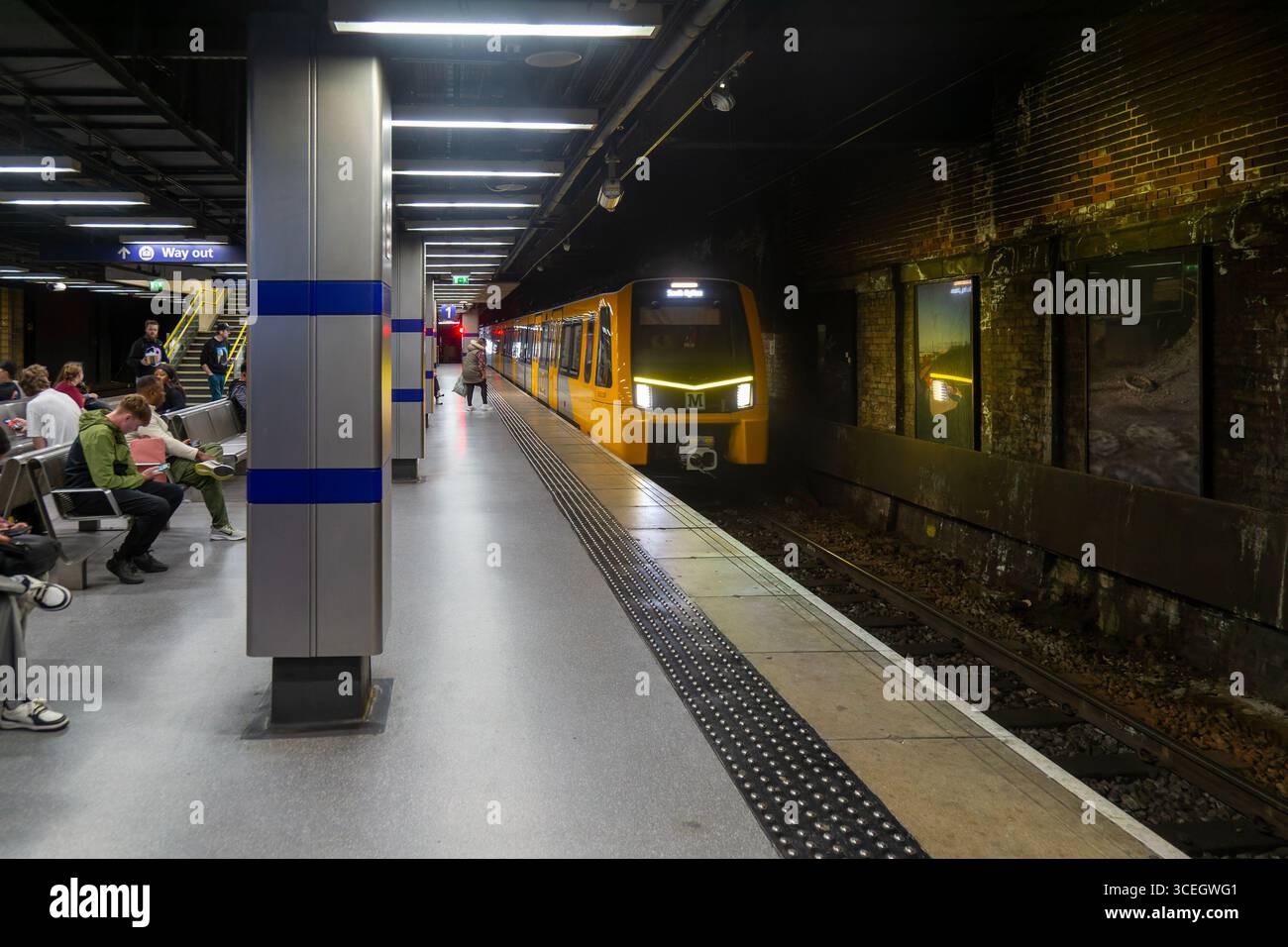 U-Bahn, die am Bahnsteig Sunderland, Tyne and Wear, England, Großbritannien ankommt Stockfoto