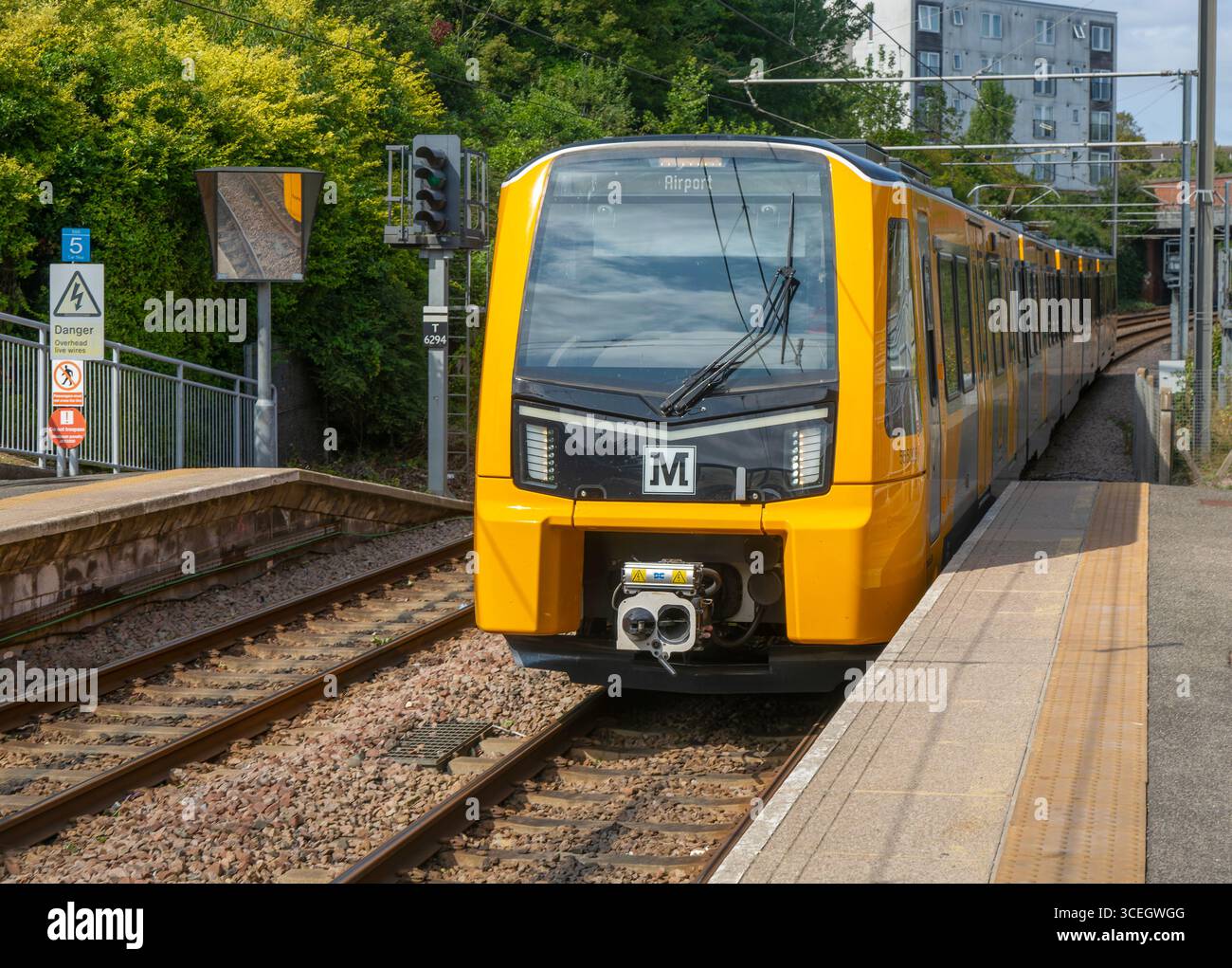 Tyne and Wear Metro-Zug zum Flughafen an der University Station, Sunderland, Tyne and Wear, England, Großbritannien Stockfoto