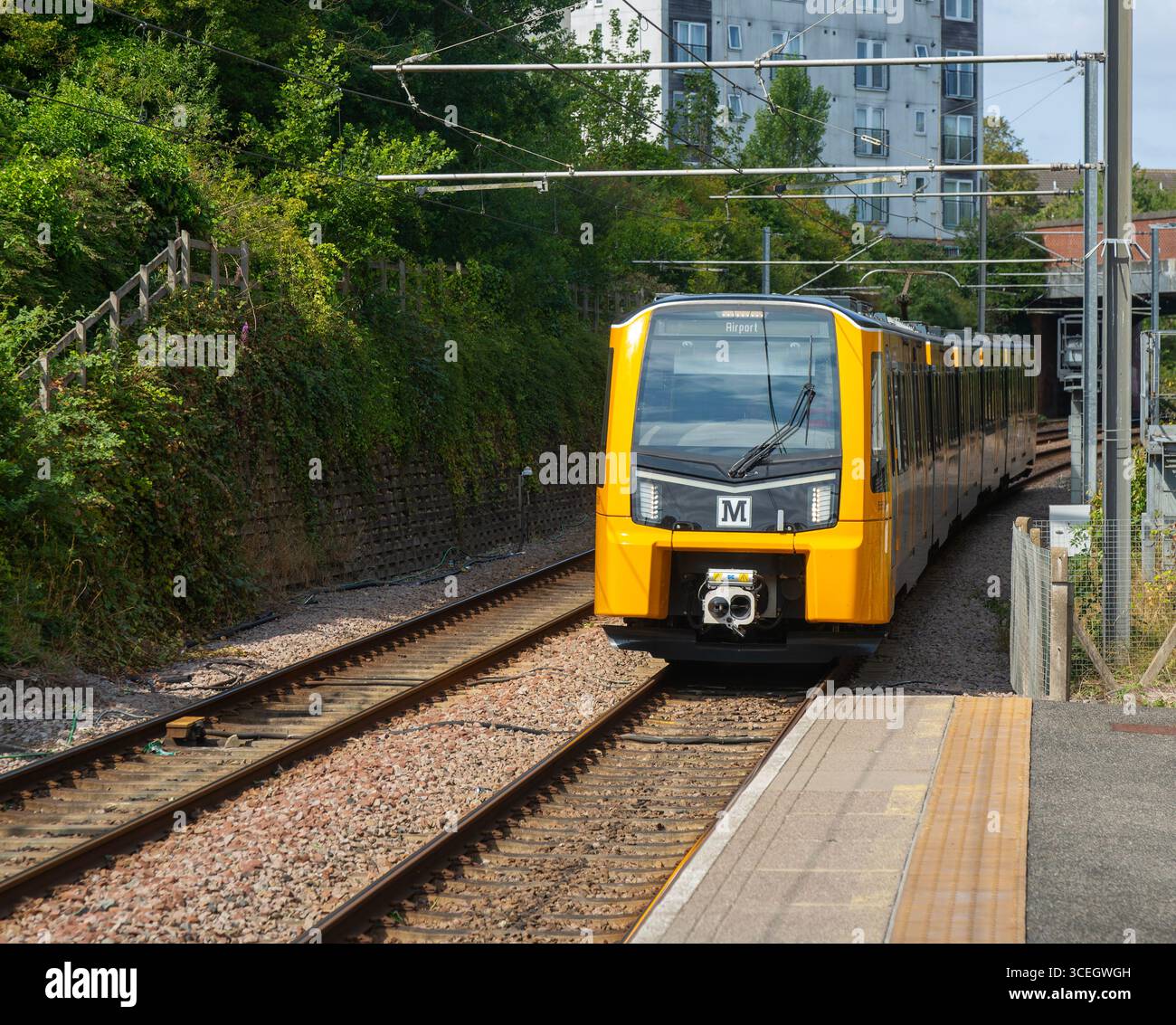 Tyne and Wear Metro-Zug zum Flughafen an der University Station, Sunderland, Tyne and Wear, England, Großbritannien Stockfoto