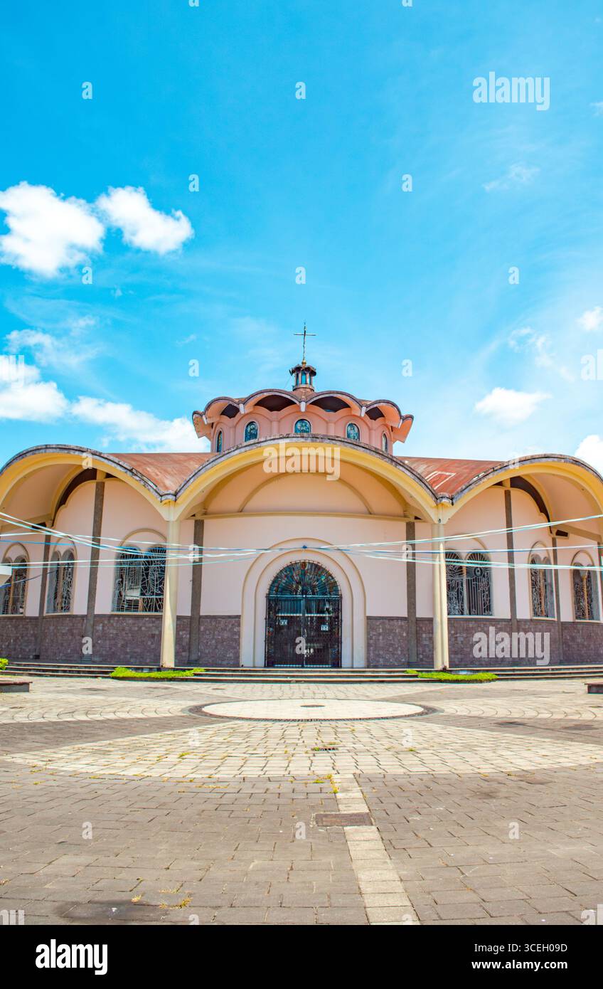 Ein beeindruckendes architektonisches Wahrzeichen in Putumayo, Kolumbien, mit einem einzigartigen Design und umgeben von klarem blauem Himmel. Stockfoto