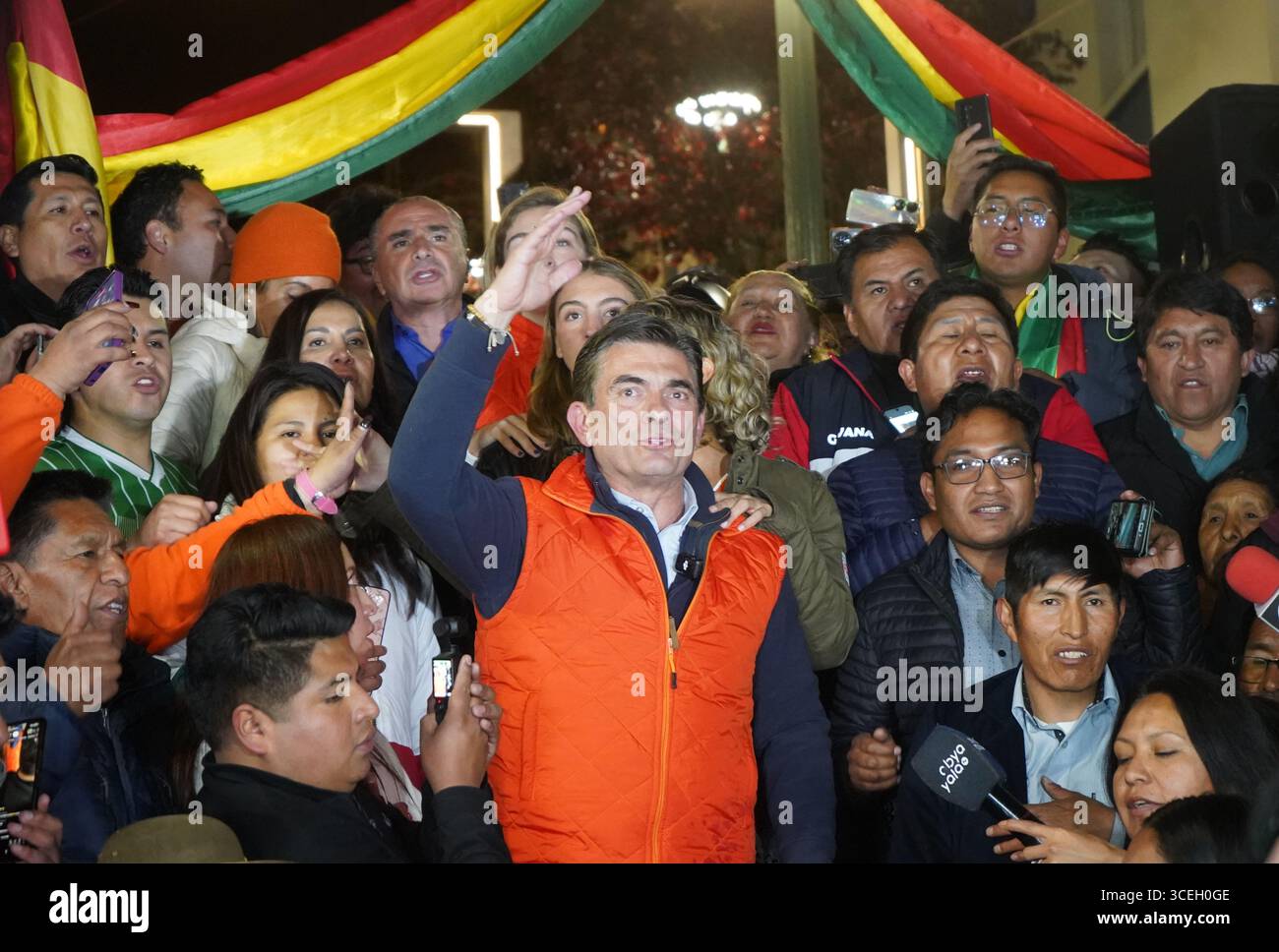 (250818) -- LA PAZ, 18. August 2025 (Xinhua) -- der bolivianische Präsidentschaftskandidat Rodrigo Paz Pereira (Front) spricht mit seinen Anhängern in La Paz, Bolivien, 17. August 2025. Boliviens Oberster Wahltribunal kündigte am Sonntag an, dass die Präsidentschaftswahlen des Landes zu einer Stichwahl führen werden, nachdem kein Kandidat in der ersten Runde die erforderliche Mehrheit erreicht hat. Die vorläufigen Ergebnisse, die auf der offiziellen Website des Gerichts veröffentlicht wurden, zeigten, dass Rodrigo Paz Pereira, der Kandidat der Christdemokratischen Partei, und Jorge Quiroga, der ehemalige Präsident und Kandidat der Alianza-Libre-Koalition, den ersten und zweiten Platz belegten Stockfoto