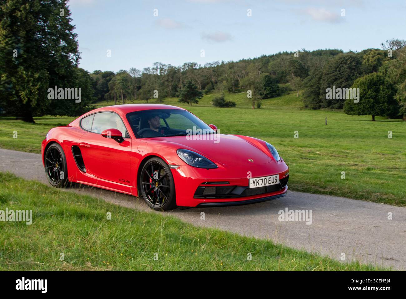 2020 Red Porsche 718 Cayman GTS T 400 Start/Stop Car Coupé Benzinmotor 3995 ccm; Wheels Up North, Renntag High Peformance Vehicles begeisterte Show auf dem Leighton Hall Estate, Carnforth, Großbritannien Stockfoto