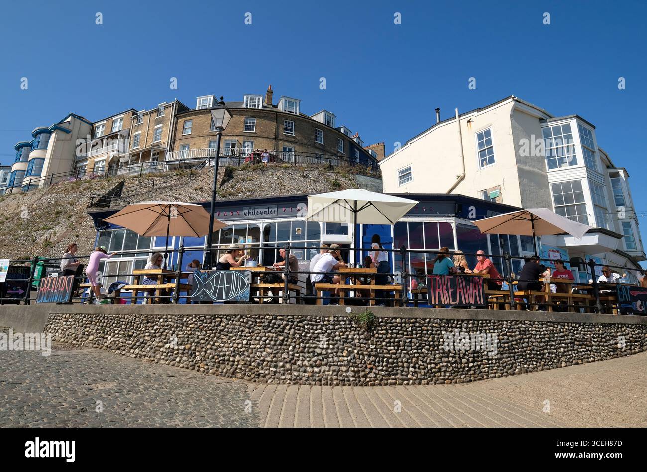 cafe-Sitzplätze im Freien, cromer Promenade, Nord-norfolk, england Stockfoto