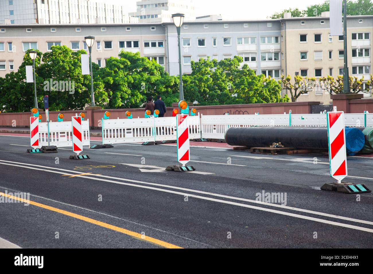 Reparatur einer Straße in der Stadt. Es gibt Warnschilder auf der Straße. Stockfoto