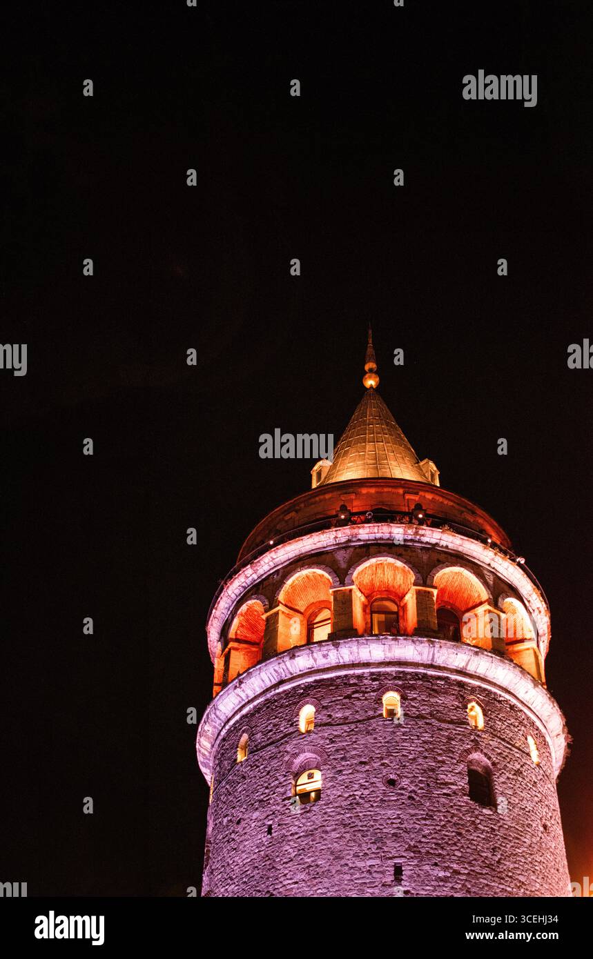 Istanbul: Viertel Beyoglu, nächtliche Skyline des Galata-Turms (Galata Kulesi), ein mittelalterlicher genuesischer Turm aus dem Jahr 1328, heute Ausstellungsraum und Museum, Symbol der Stadt Stockfoto
