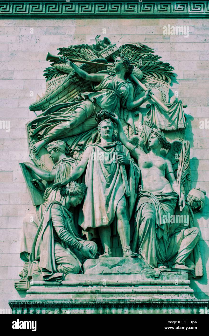 Paris: Grünes Licht auf der Triumphfassade, Le Triomphe de 1810 (Triumph von 1810), Basrelief von Jean-Pierre Cortot für Napoleons Sieg Stockfoto