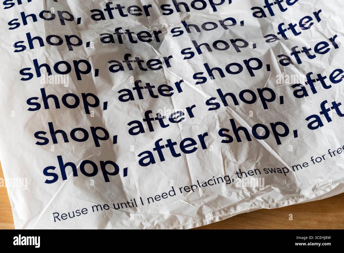 Eine Co-OP-Plastiktragetasche trägt den Nachrichtenshop, nach dem Shop, nach dem Shop .... Verwenden Sie mich, bis ich ersetzt werden muss, und tauschen Sie mich dann kostenlos aus. Stockfoto