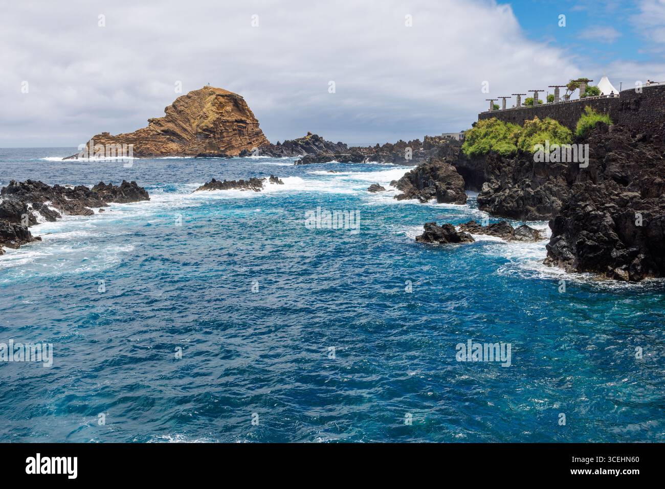 Porto Moniz, Madeira - 7. Juli 2025; die schwarzen Felsen der Vulkaninsel und das türkisfarbene Wasser des Atlantischen Ozeans. Hochwertige Fotos Stockfoto