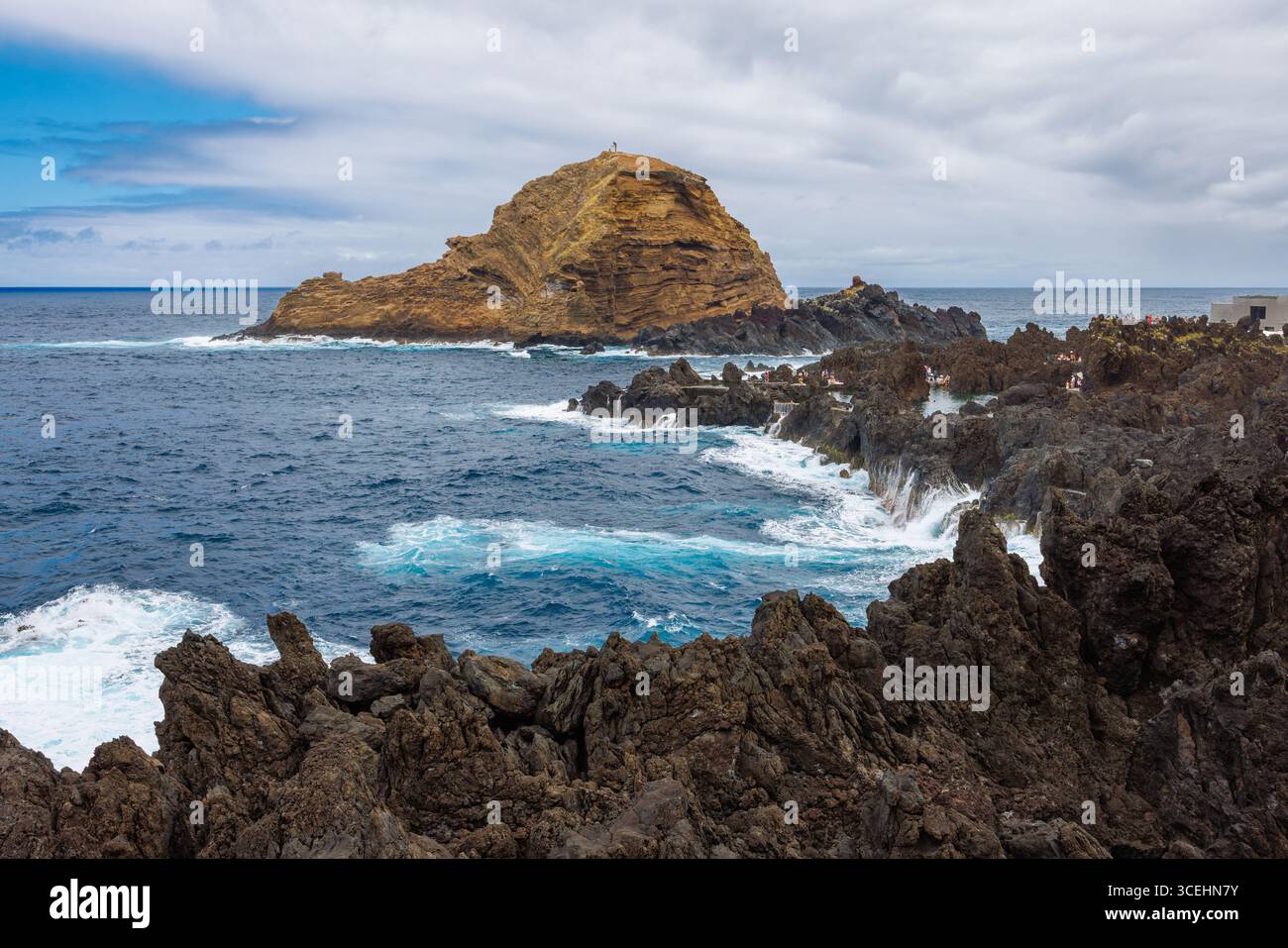 Porto Moniz, Madeira - 7. Juli 2025; wunderschöne vulkanische Felsen und türkisfarbenes Wasser des Atlantischen Ozeans. Wellen krachen auf den Felsen. Hochwertige Pho Stockfoto
