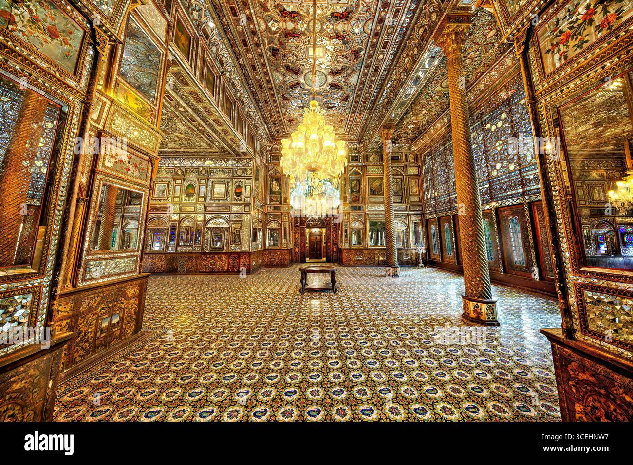 Badgir Mansion, Golestan Palast, UNESCO-Stätte in Teheran, Iran. Das ikonische Persische Windcatcher-Design eignet sich perfekt für kulturelle und historische Projekte. Stockfoto