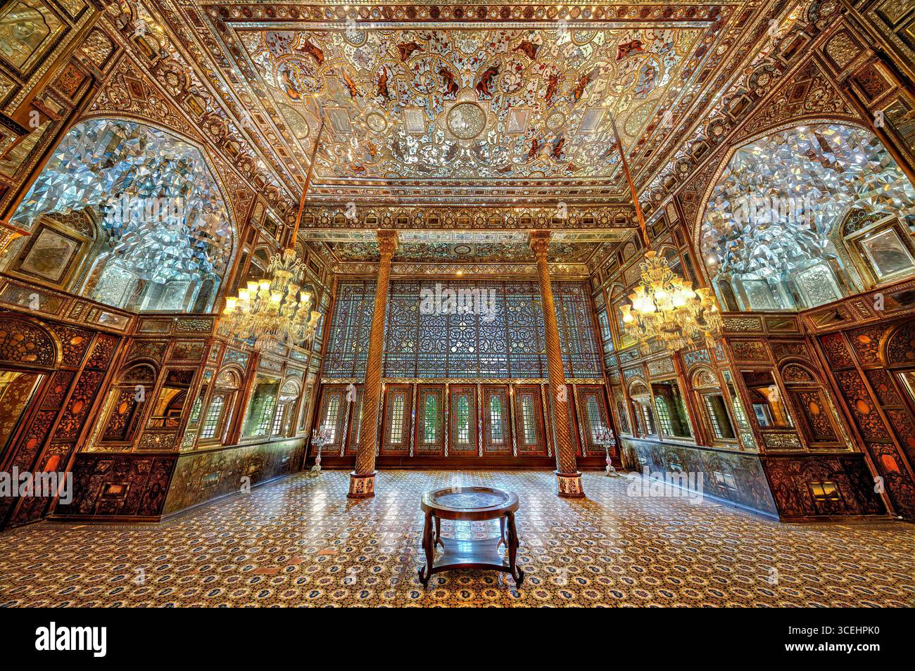 Badgir Mansion, Golestan Palast, UNESCO-Stätte in Teheran, Iran. Das ikonische Persische Windcatcher-Design eignet sich perfekt für kulturelle und historische Projekte. Stockfoto