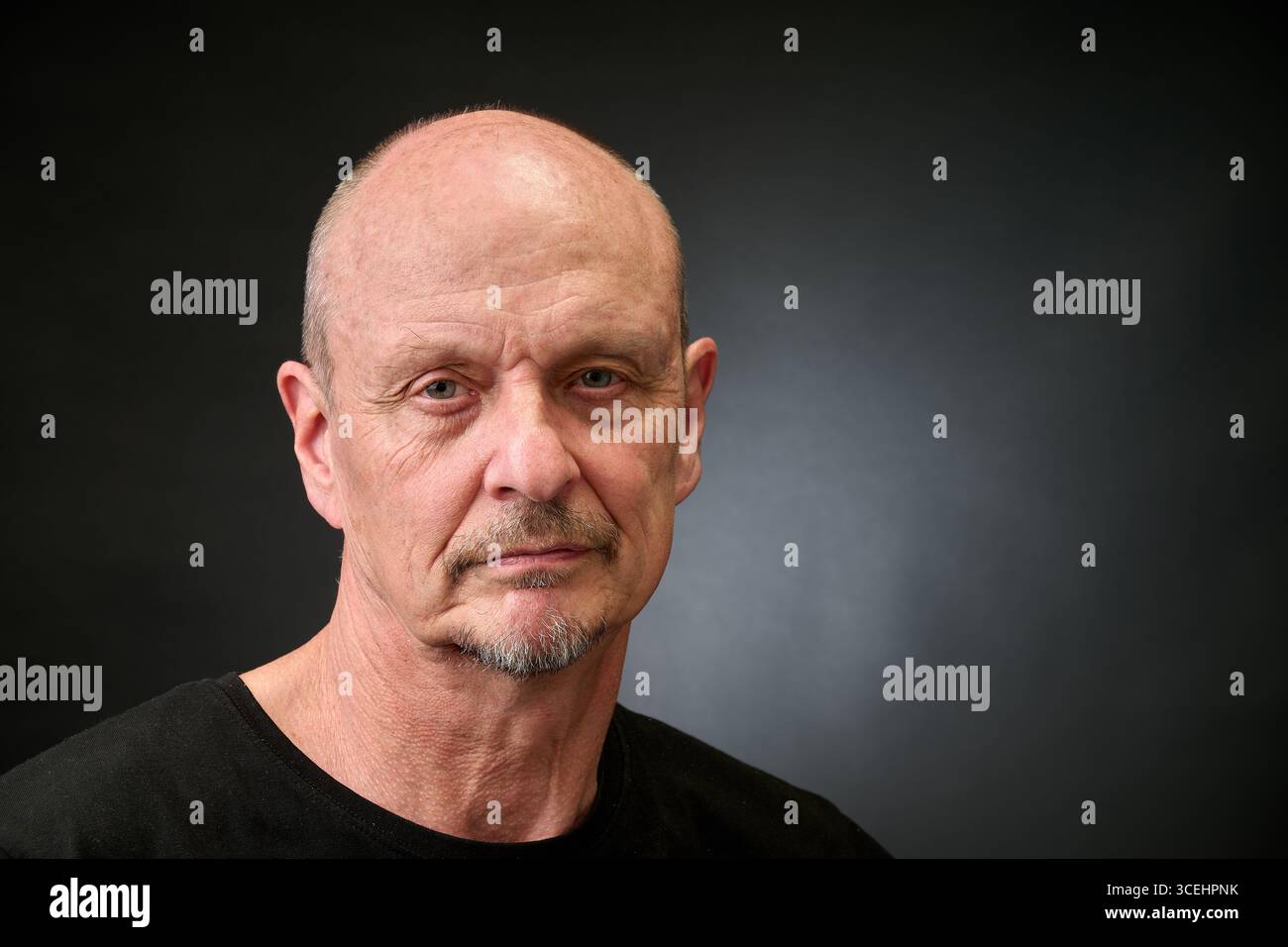 Nahaufnahme Porträt eines älteren Mannes in einer Vintage-Beleuchtung im Harcourt-Stil Stockfoto