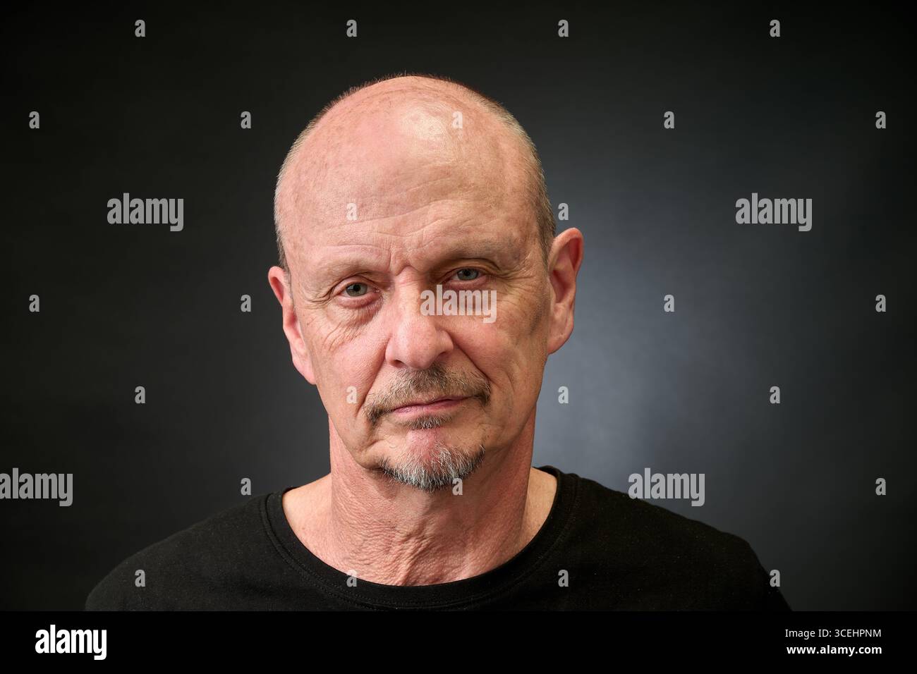 Nahaufnahme Porträt eines älteren Mannes in einer Vintage-Beleuchtung im Harcourt-Stil Stockfoto