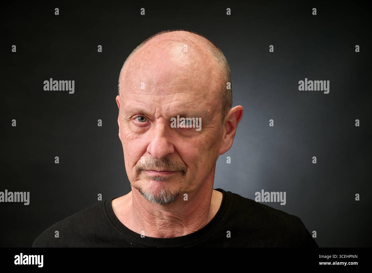 Nahaufnahme Porträt eines älteren Mannes in einer Vintage-Beleuchtung im Harcourt-Stil Stockfoto