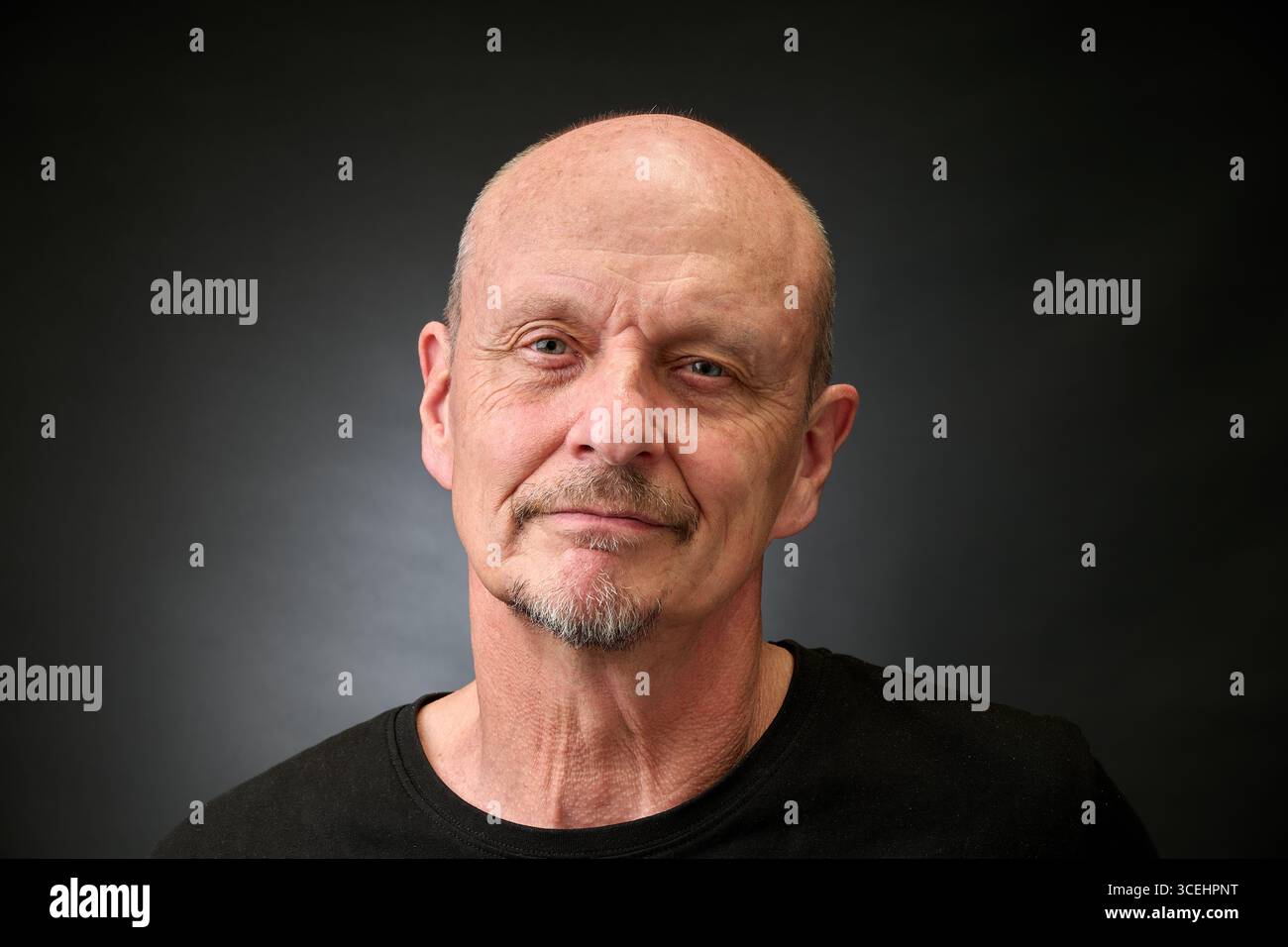 Nahaufnahme Porträt eines älteren Mannes in einer Vintage-Beleuchtung im Harcourt-Stil Stockfoto