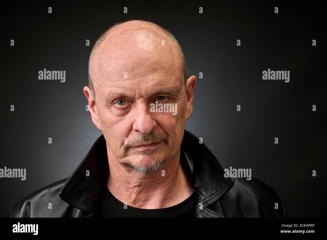 Nahaufnahme Porträt eines älteren Mannes in einer Vintage-Beleuchtung im Harcourt-Stil Stockfoto