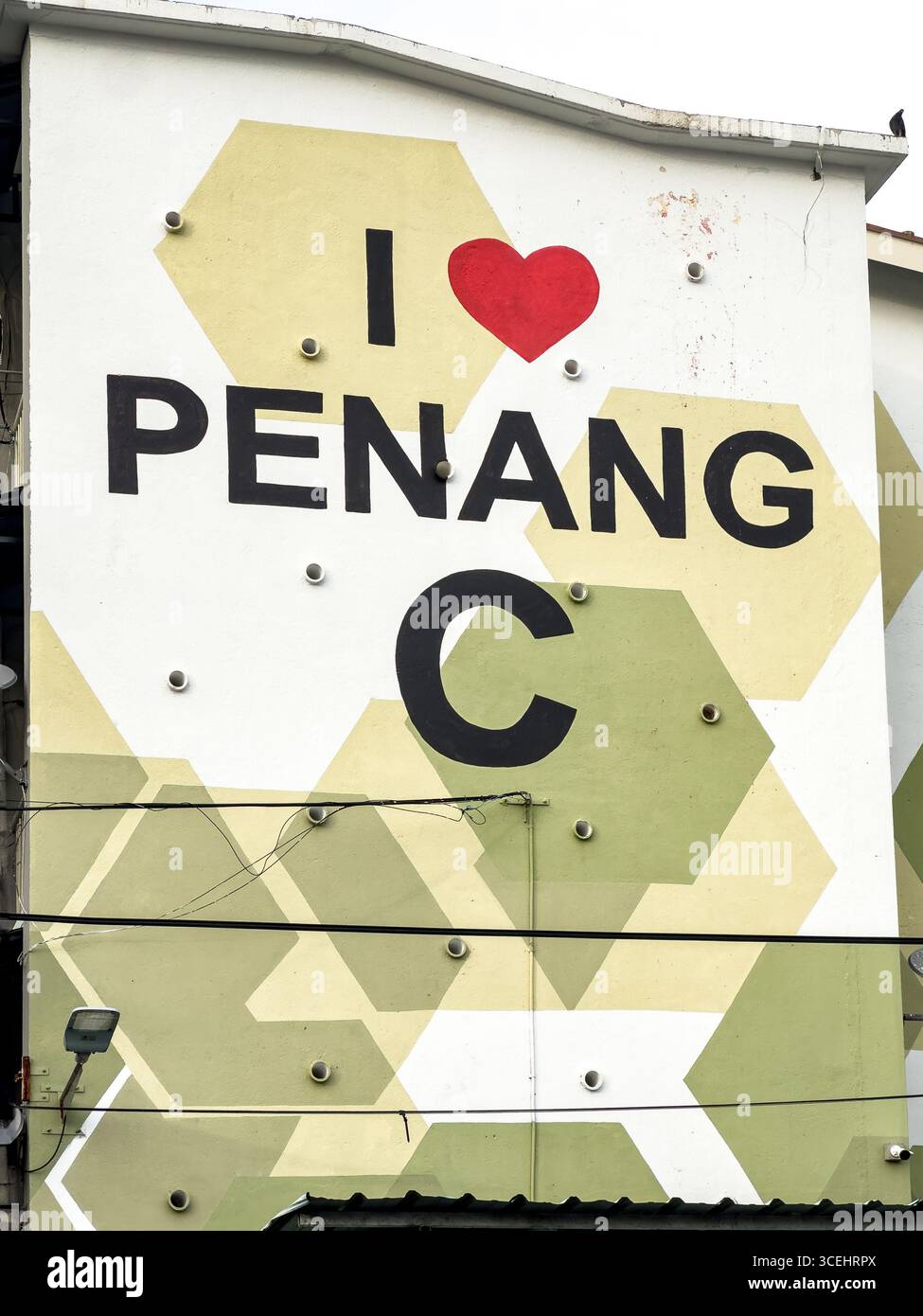 Wandgemälde mit I Love Penang Text und rotem Herzsymbol auf geometrischem Hintergrund in der Stadt George, Malaysia - Smartphone-aufgenommenes Stockfoto