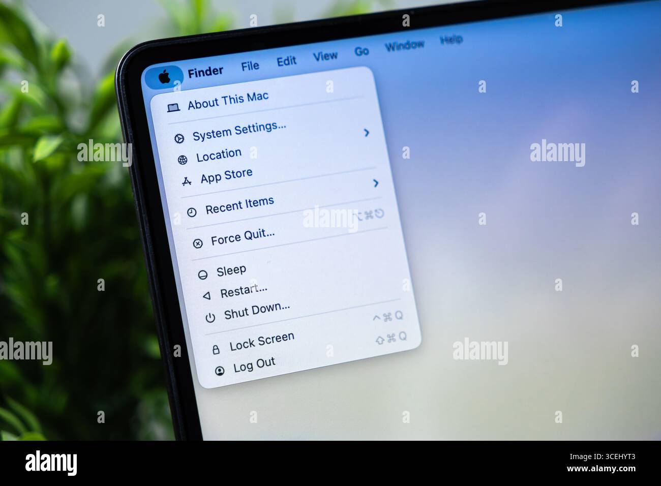 Poznan, Polen – 15. August 2025: Draufsicht auf das Flüssigglas-Display mit macOS 26, mit Hauptmenü mit Benutzereinstellungen und Gerätesteuerung Stockfoto