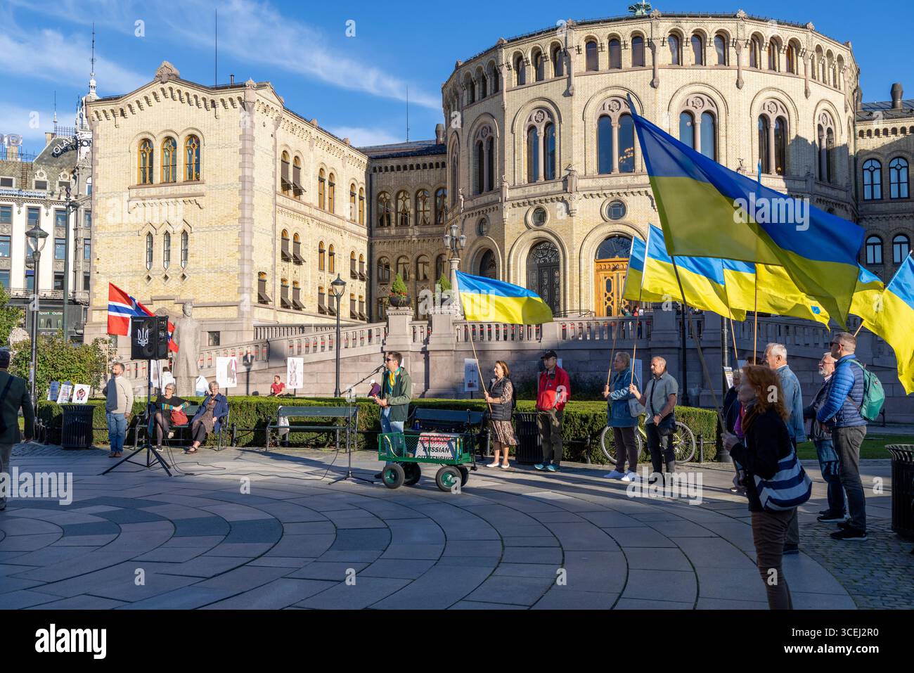 Im Stadtzentrum von Oslo treffen sich die Menschen mit Fahnen und Spruchbändern, um ihre Unterstützung für die Ukraine zu sagen Stockfoto