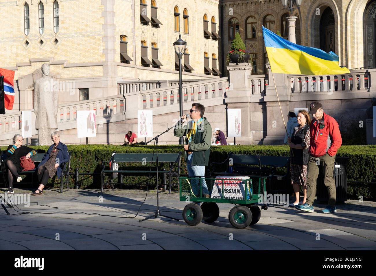 Im Stadtzentrum von Oslo treffen sich die Menschen mit Fahnen und Spruchbändern, um ihre Unterstützung für die Ukraine zu sagen Stockfoto