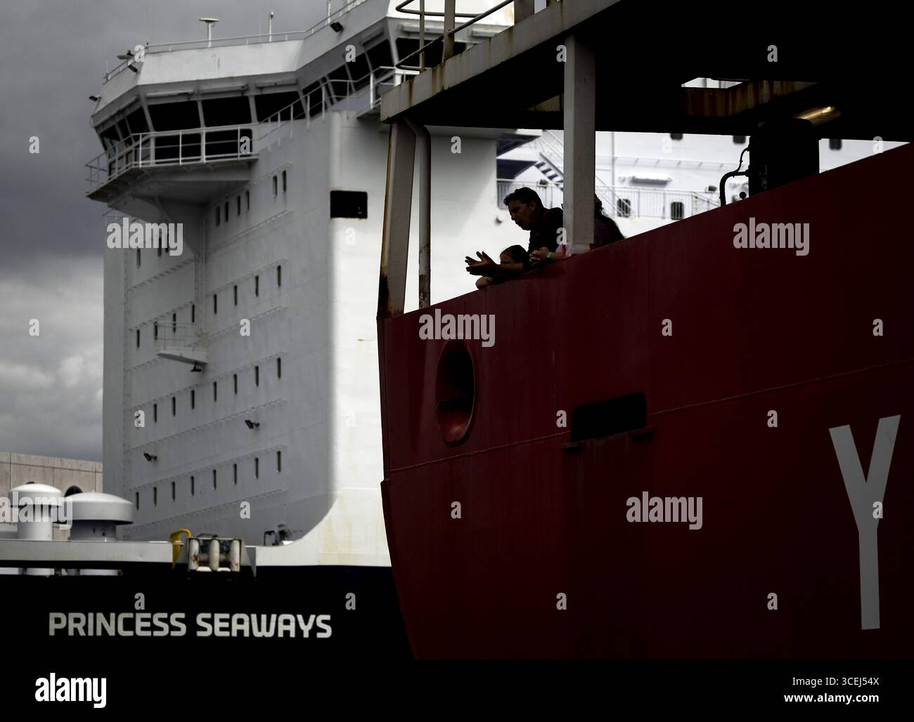 IJMUIDEN - Besucher während des PreSail IJmond, einer Veranstaltung, die vor dem SEGELN in Amsterdam 2025 stattfand. ANP KOEN VAN WEEL niederlande aus - belgien aus Stockfoto