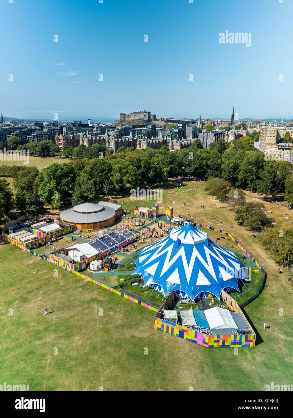 Luftaufnahme des Edinburgh Fringe Veranstaltungsortes Underbelly’s Circus Hub on the Meadows im Sommer 2025, Edinburgh, Schottland, Großbritannien Stockfoto