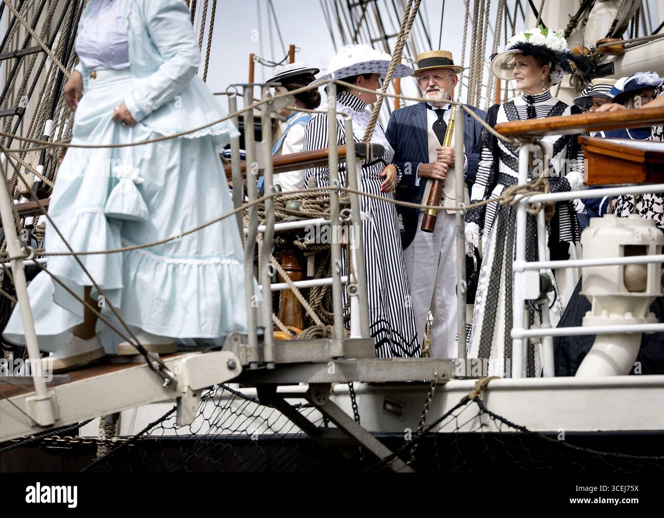 IJMUIDEN - Besucher während des PreSail IJmond, einer Veranstaltung, die vor dem SEGELN in Amsterdam 2025 stattfand. ANP KOEN VAN WEEL niederlande aus - belgien aus Stockfoto