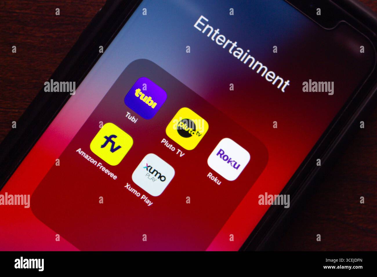 Mexiko-Stadt, MEXIKO - 14. August 2025 : auf dem Telefonbildschirm werden Ordner mit SCHNELLEN Apps wie Tubi, Pluto TV, Roku, Amazon Freevee und Xumo Play angezeigt. Stockfoto