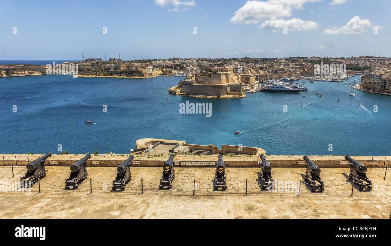 Obere Barrakka-Gärten am höchsten Punkt der Stadtbefestigung auf der St. Peter und St. Paul Bastion mit Blick auf den Grand Harbour und drei CIT Stockfoto