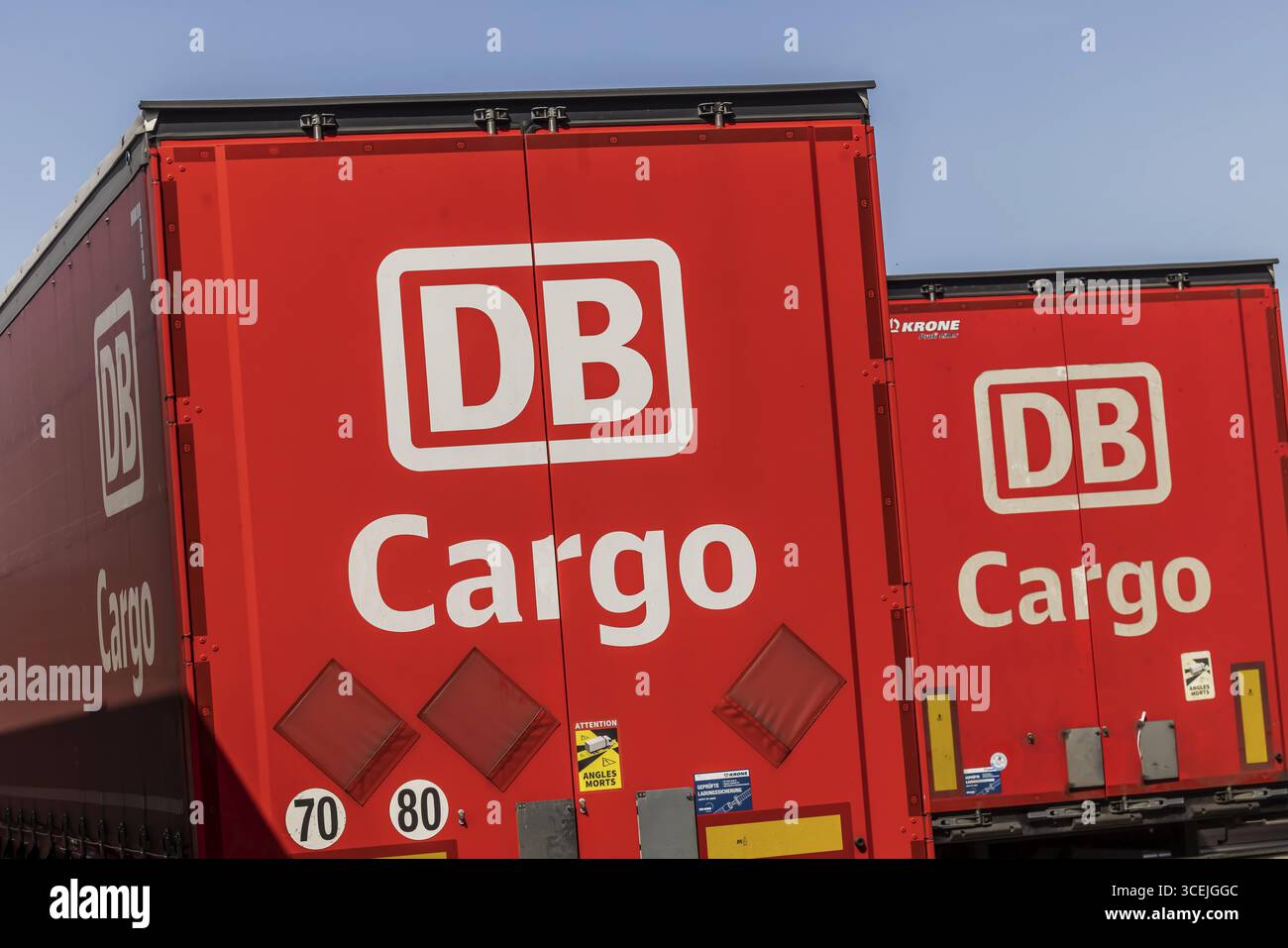 Fahrzeugcontainer des Logistikunternehmens DB Cargo mit Logo und Aufschrift Full Load Solutions. Parken auf einem Parkplatz in Karlsruhe, Baden-Württemberg Stockfoto