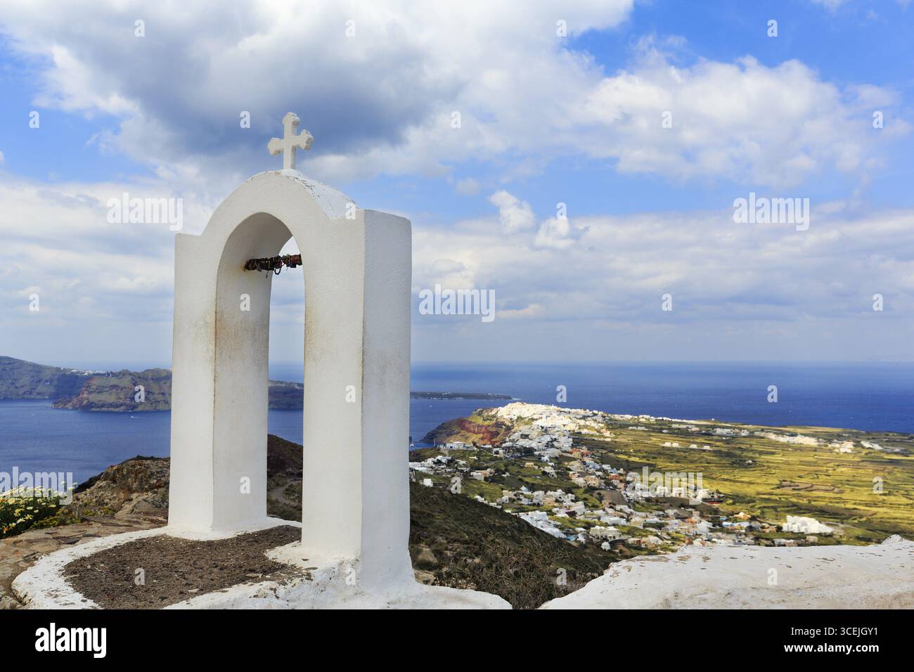 Liebesschlösser auf dem Glockenturm einer orthodoxen Kirche, Küste, Oia am Horizont, Wanderweg von Fira nach Oia, Thira, Santorini, Kykladen, Griechenland Stockfoto