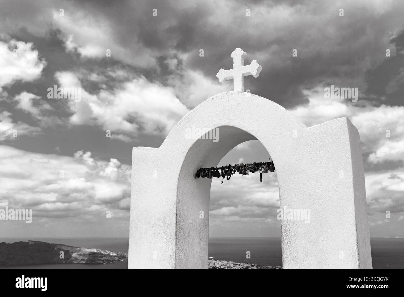 Liebesschlösser auf dem Glockenturm einer orthodoxen Kirche, monochromer Wanderweg von Fira nach Oia, Thira, Santorin, Kykladen, Griechenland Stockfoto