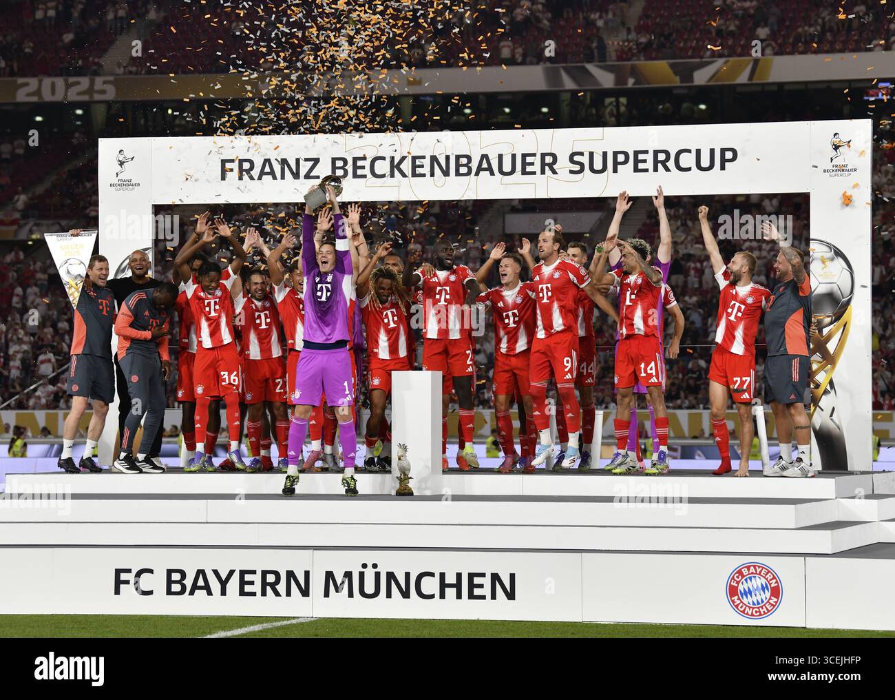 Pokalübergabe, Team FC Bayern München feiert mit Trophäe auf dem Podium, Torhüter Manuel neuer FC Bayern München FCB (01) Franz Beckenbauer Supercup, MH Stockfoto
