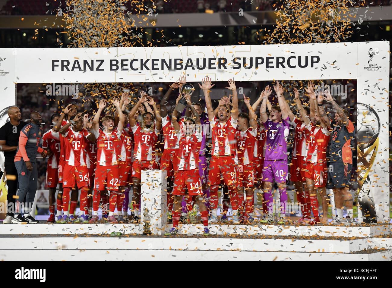 Pokalpräsentation, Team FC Bayern München feiert mit Trophäe auf dem Podium, Luis Diaz FC Bayern München FCB (14) Franz Beckenbauer Supercup, MHPArena, MH Stockfoto