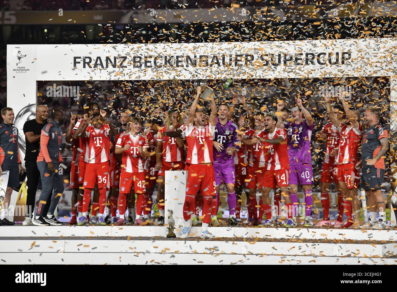 Pokalpräsentation, Team FC Bayern München feiert mit Trophäe auf dem Podium, Harry Kane FC Bayern München FCB (09) Franz Beckenbauer Supercup, MHPArena, M Stockfoto