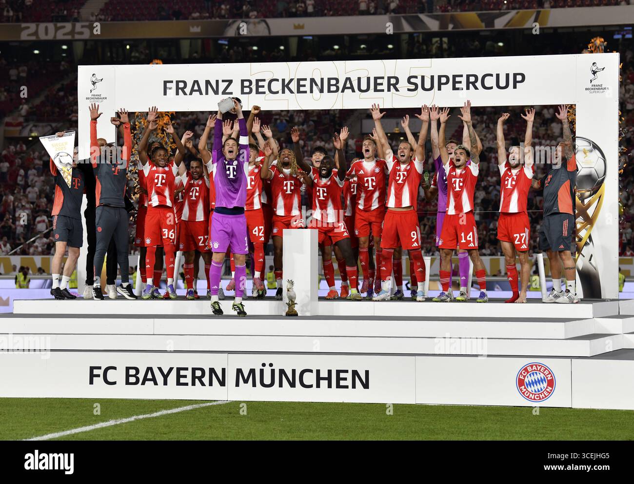 Pokalübergabe, Team FC Bayern München feiert mit Trophäe auf dem Podium, Torhüter Manuel neuer FC Bayern München FCB (01) Franz Beckenbauer Supercup, MH Stockfoto