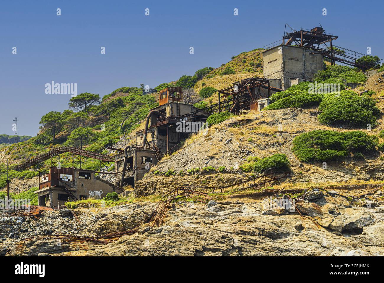 Ruinen einer ehemaligen Eisenerzmine in Punta Calamita, Insel Elba, Nationalpark Tuscan Archipago, Toskana, Italien Stockfoto