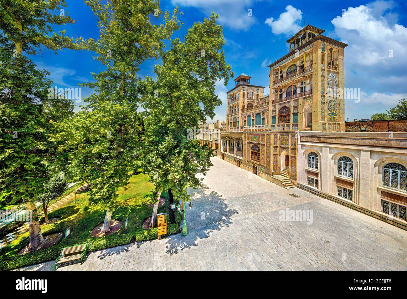 Golestan Palace, UNESCO-Stätte in Teheran, Iran. Atemberaubendes persisches Dekor, perfekt für kulturelle und historische Projekte. Stockfoto
