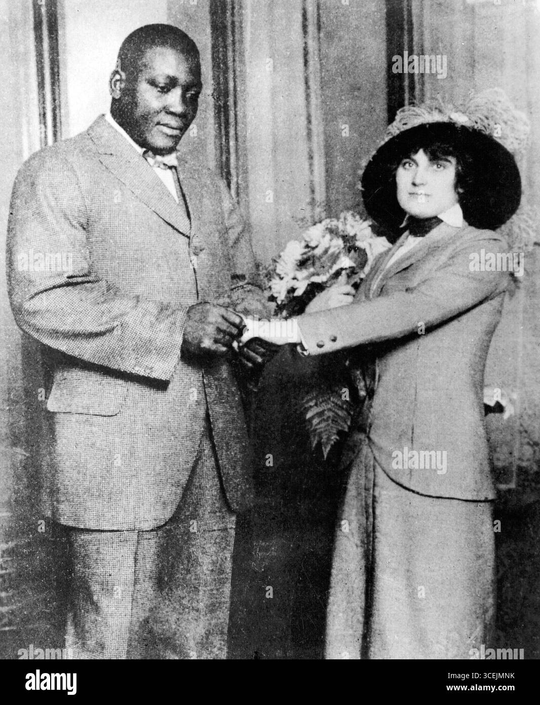 Champion Boxer Jack Johnson (1878 -1946), erster schwarzer Weltmeister im Schwergewicht (1908–1915). Mit Ehefrau Etta Duryea (die 1912 Selbstmord beging) Stockfoto