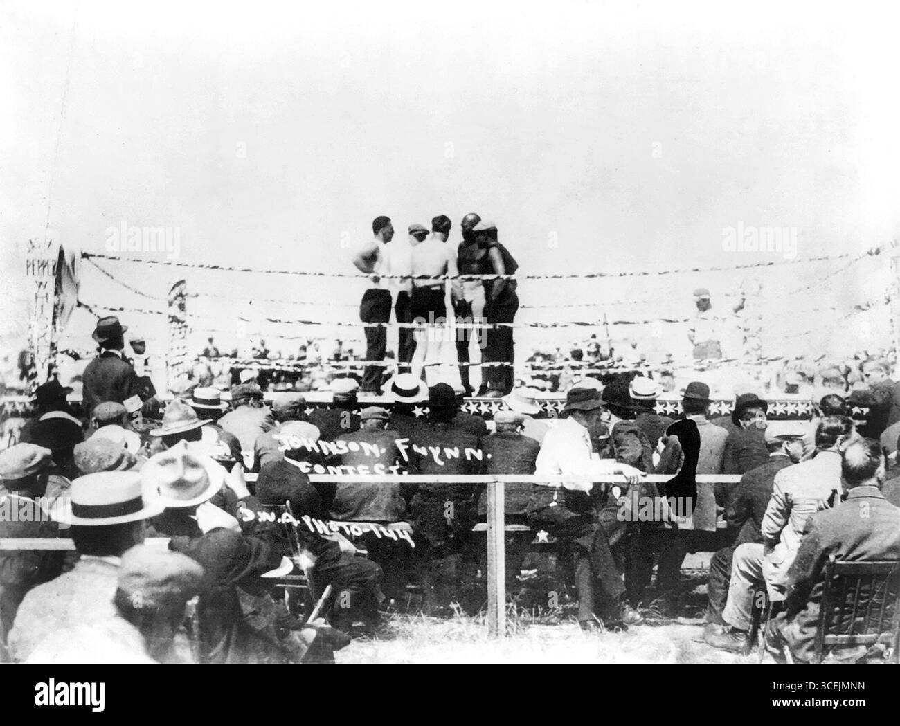 Die Boxer Jack Johnson (1878–1946) und Jim Flynn (1879–1935) im Boxring Stockfoto