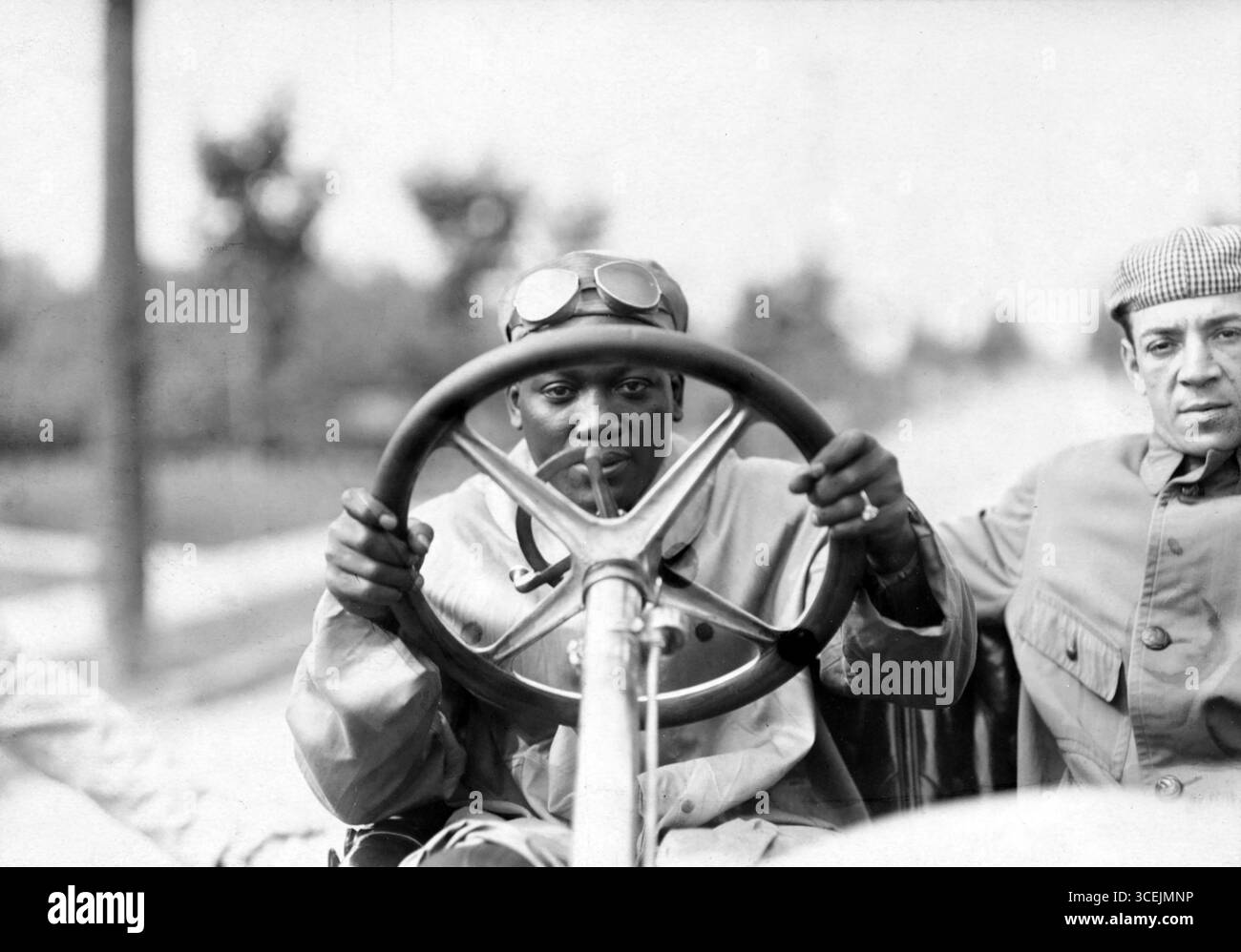 Boxmeister Jack Johnson am Lenkrad seiner 90 Pferdestärke Thomas Flyer, ca. 1910 - Foto von Van Oeyen Stockfoto