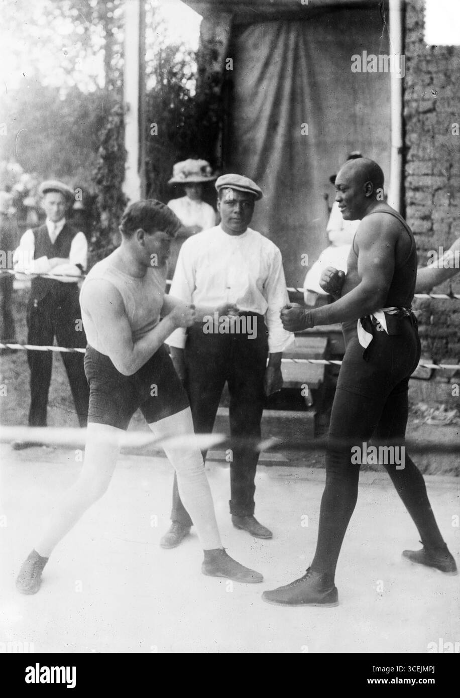 Boxen, Schauspieler Marty Cutler, Schiedsrichter Burns und Jack Johnson trainierten 1910 Stockfoto