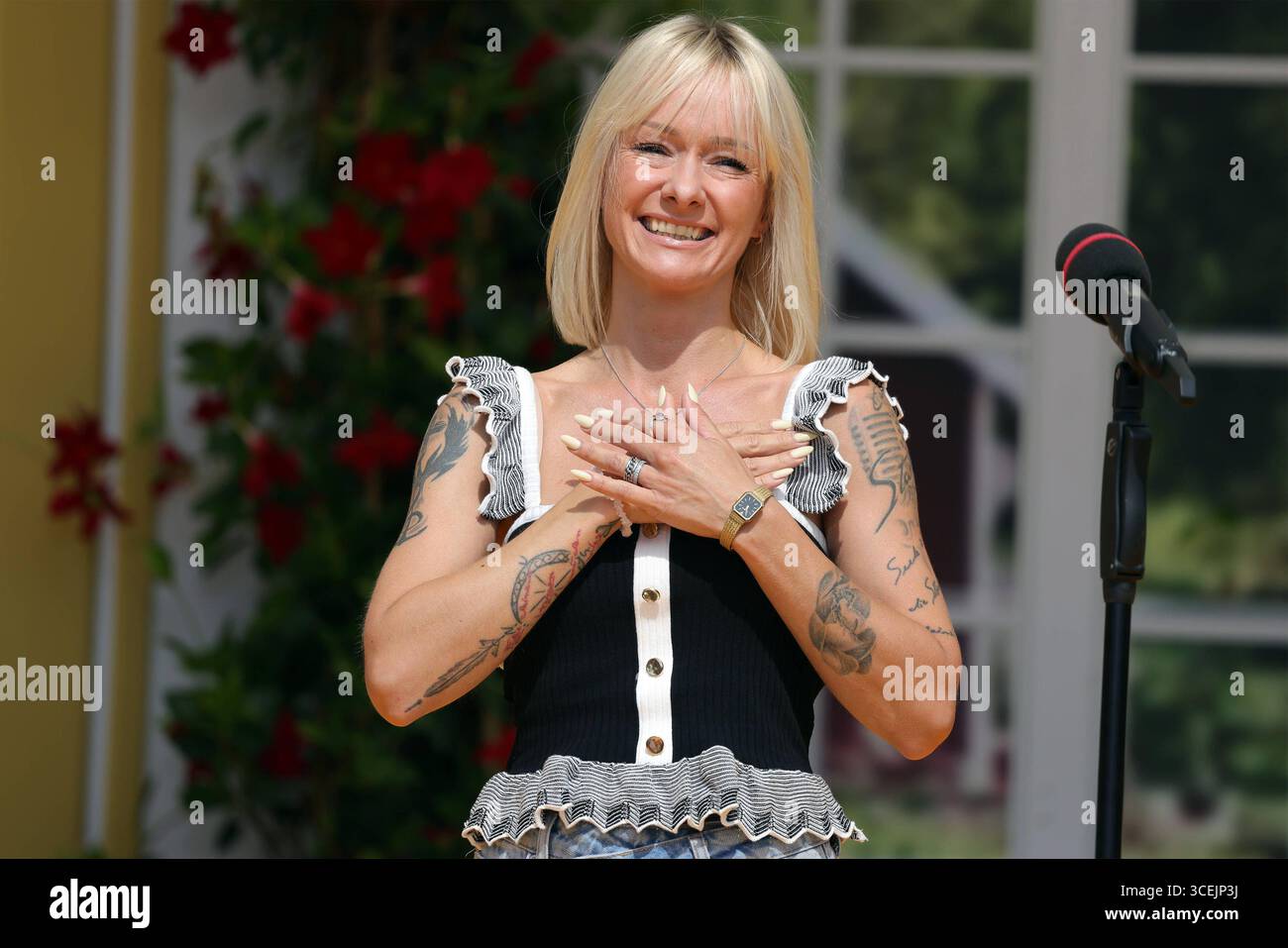 Christin stark - immer wieder Sonntags, Folge 10 Deutsche Schlagersängerin und Moderatorin Christin stark. ARD-Unterhaltungsshow immer wieder Sonntags. TV-Aufzeichnung und Live-Übertragung vom 17.08.2025 aus dem Wasserpark Rulantica, Rust. Baden-Württemberg, Deutschland. *** Christin stark immer wieder Sonntags, Episode 10 deutsche Popsängerin und Moderatorin Christin stark ARD Entertainment Show immer wieder Sonntags TV-Aufnahme und Live-Übertragung vom 17 08 2025 aus dem Wasserpark Rulantica, Rust Baden Württemberg, Deutschland Stockfoto
