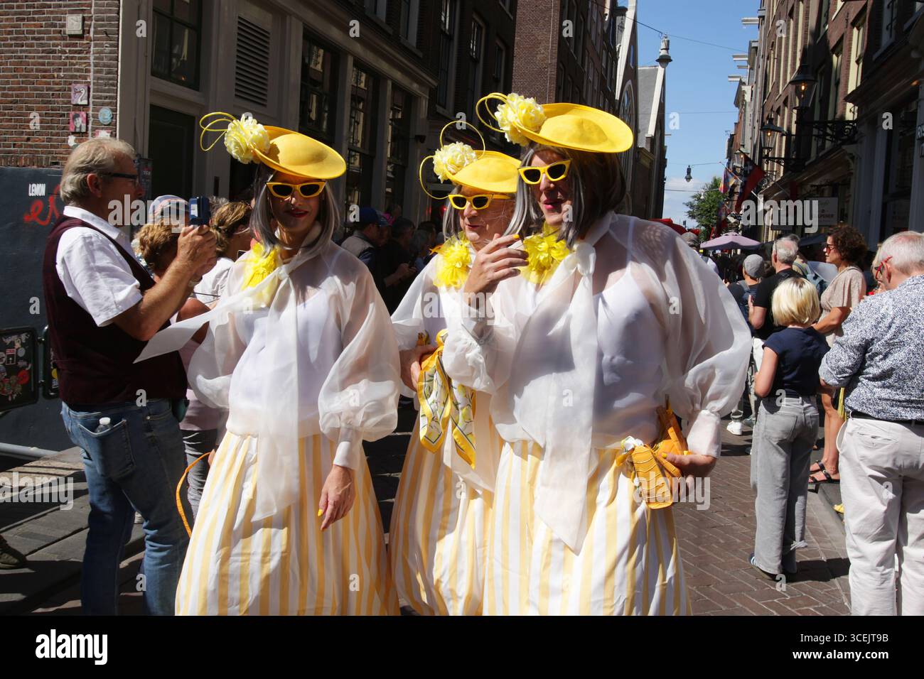 AMSTERDAM, NIEDERLANDE - 18. AUGUST: Die Feierlichkeiten der Hartjesdagen (Hearts Days) werden am 18. August 2025 in der Zeedijk Street in Amsterdam, Niederlande, gefeiert. Hartjesdagen (Herztage) ist ein einzigartiges Ereignis mit einer Tradition, die bis ins Mittelalter zurückreicht. Traditionell wird es am dritten Montag im August gefeiert, die Tradition ist die Parade und der Wettbewerb um die besten gekleideten Männer, die sich als Frauen und Frauen als Männer kleiden. (Foto: Paulo Amorim/SIPA USA) Stockfoto
