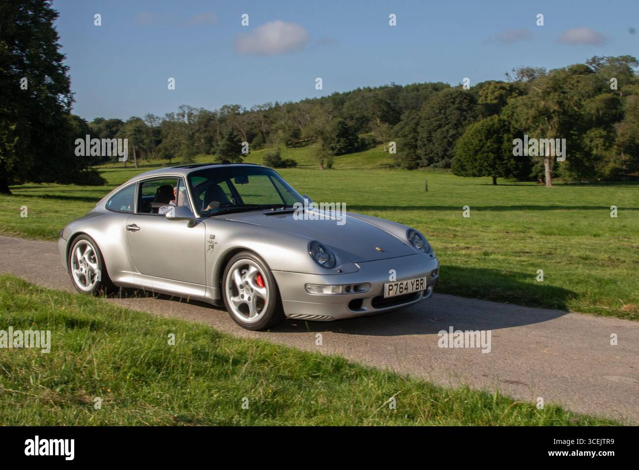 1997 90er Jahre Silber Porsche 911 Carrera 4 S Car Coupé Benzinmotor Größe 3600 ccm; Wheels Up North, Renntag High-Peformance-Fahrzeuge-Enthusiasten zeigen Veranstaltung auf dem Leighton Hall Estate, Carnforth, UK Stockfoto