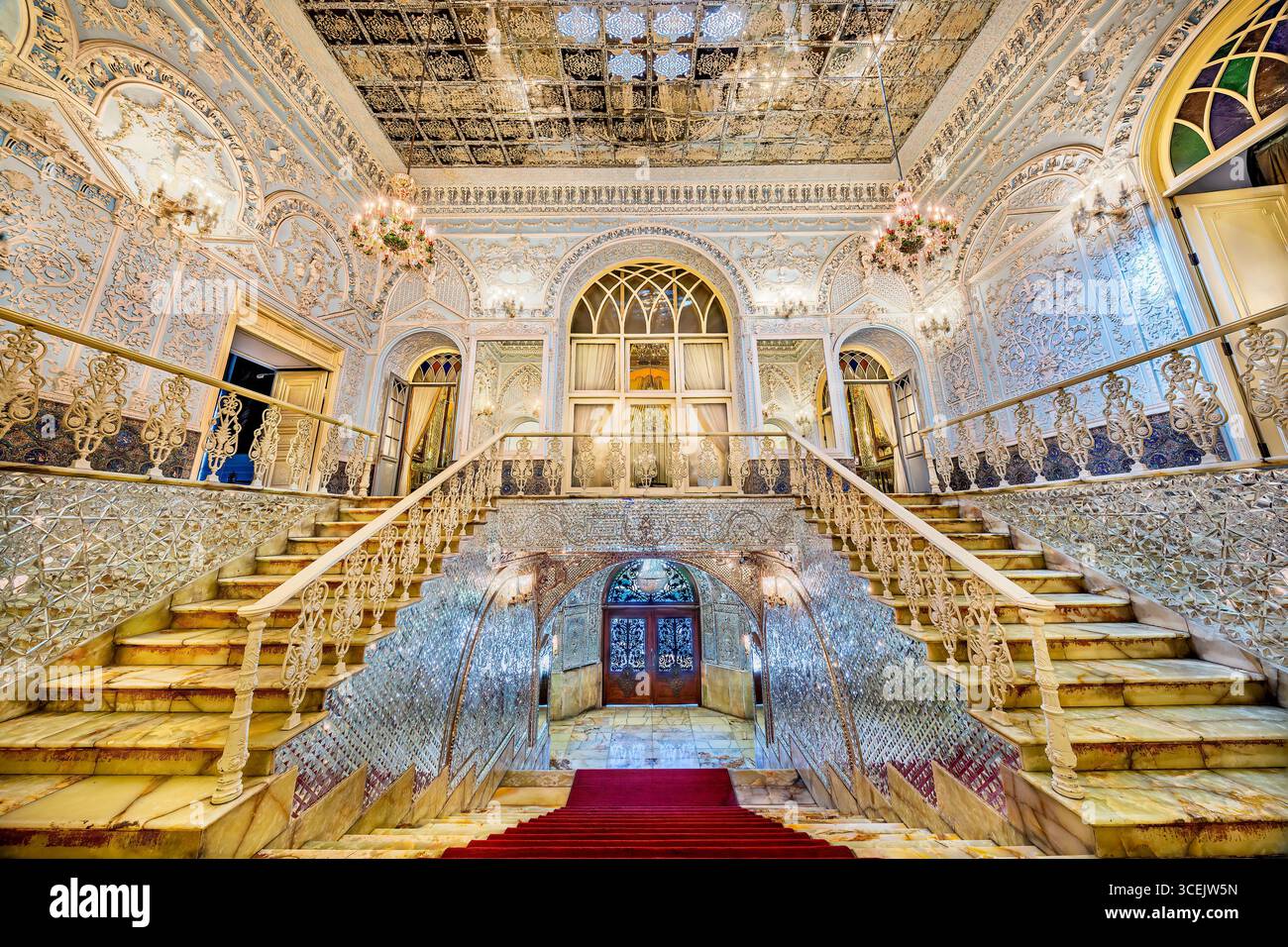 Eingang zur Salam Hall, Golestan Palace, UNESCO-Stätte in Teheran, Iran. Atemberaubendes persisches Dekor, perfekt für kulturelle und historische Projekte. Stockfoto Eingang zur Salam Hall, Golestan Palace, UNESCO-Stätte in Teheran, Iran. Atemberaubendes persisches Dekor, perfekt für kulturelle und historische Projekte. Stockfoto