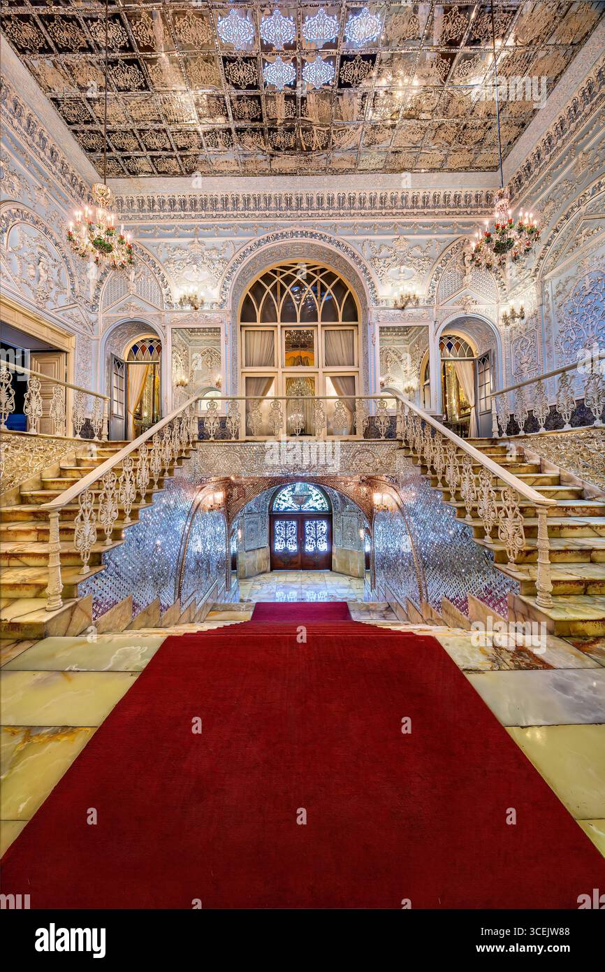 Eingang zur Salam Hall, Golestan Palace, UNESCO-Stätte in Teheran, Iran. Atemberaubendes persisches Dekor, perfekt für kulturelle und historische Projekte. Stockfoto Eingang zur Salam Hall, Golestan Palace, UNESCO-Stätte in Teheran, Iran. Atemberaubendes persisches Dekor, perfekt für kulturelle und historische Projekte. Stockfoto