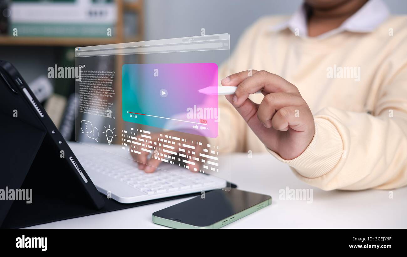 Online-Lernen, Bildungstechnologie, Innovation und zukünftige digitale Schnittstelle im modernen Klassenzimmer. Junge mit Digitalstift mit holographischem Bildschirm und Stockfoto